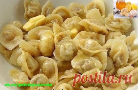 ЛУЧШЕЕ ТЕСТО ДЛЯ ПЕЛЬМЕНЕЙ
(Быстро, просто и вкусно)
Ни одни магазинные пельмени не сравнятся с домашними, слепленными своими руками. А это тесто для пельменей невероятно вкусное и эластичное. Лепить пельмени из него - одно сплошное удовольствие. И никакой мучной грязи на кухне нет. Очень просто и быстро. Лепятся замечательно без расклейки.
Ингредиенты:
Для теста:
● 1 ст. минеральной воды
● 1 яйцо
● 0,5 ч.л.соли
● 2 ч.л. сахара
● 4 с.л.растит. масла
● 4 ст. муки
Начинка:
● фарш 0,5 кг.
● 1