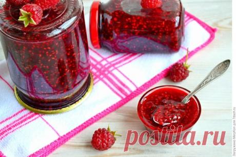 Малиновый силт — это очень вкусно! Готовим варенье на шведский лад

Друзья мои, я к вам сегодня с малиной. Ремонтантной малины сегодня в наших садах огромное количество, и я предлагаю попробовать приготовить малиновое варенье по шведской технологии.

Силт — это шведское варенье. В общем, если сказать просто, то это варенье отличается от нашего способом приготовления и как результат — вкусом. Вот не такой он, этот самый вкус, как у того варенья, которое мы привыкли готовить...