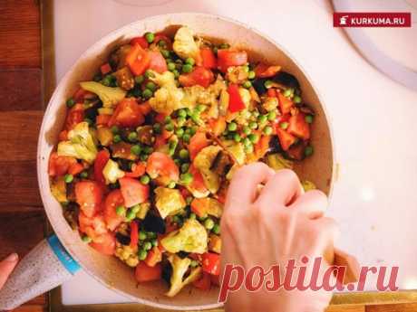 КОРОЛЕВСКОЕ САБДЖИ: Вкуснейший рецепт рагу по-индийски

Морковь - 1 шт.
Болгарский перец - 1-2 шт. (по желанию)
Баклажан - 1-2 шт.
Помидоры - 3-4 шт. (по желанию)
Цветная капуста - 200-300 г
Зеленый горошек (в данном рецепте - замороженный) - 200 г
Сливки 20% - 200 мл (по желанию)
Масло Гхи или сливочное - 2-3 ст. л.
Соль - 1-1,5 ч. л.
Свежий натертый имбирь - 2 ч. л. (можно заменить сухим в количестве ½ ч. л.)
Зеленый кардамон - 2-4 коробочки
Черный перец - ½ ч. л.
Паприк...