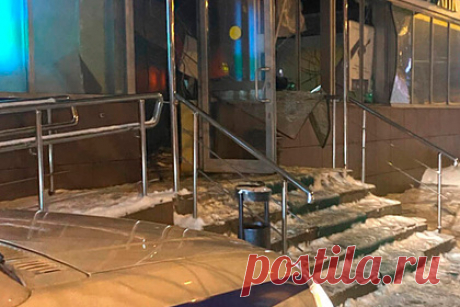 В российском городе вор погиб при взрыве банкомата. В Подмосковной Ивантеевке вор скончался при взрыве банкомата в отделении банка. В результате взрыва произошел пожар, повреждены остекление фасада, внутренняя отделка помещения и входная дверь. По предварительным данным, преступников было двое. Одному из них удалось скрыться.