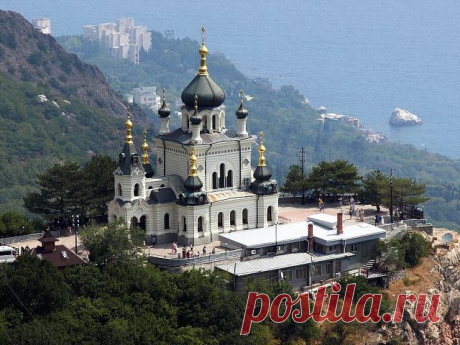 Это Крымское чудо-над самым Форосом расположилась красивейшая церковь Воскресения Христова, построенная в 1892 году на обрывистом утёсе-Красной скале. Высота строения над уровнем моря составляет 412 метров.