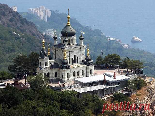 Это Крымское чудо-над самым Форосом расположилась красивейшая церковь Воскресения Христова, построенная в 1892 году на обрывистом утёсе-Красной скале. Высота строения над уровнем моря составляет 412 метров.