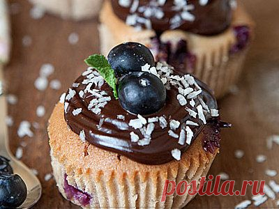 Маффины с голубикой и шоколадным топпингом - рецепт приготовления с фото / COOK-MASTER.RU