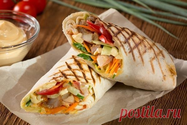 Шаверма vs шаурма. 5 рецептов восточного блюда в домашних условиях 





Диетологи считают шаверму одним из самых полезных вариантов стрит-фуда. В отличие от тех же гамбургеров, мясо для нее готовится не в огромном количестве жира, а на гриле. А вместо толстой белой …