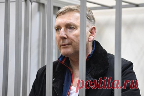 Экс-главе дознания ФТС огласили приговор за злоупотребление полномочиями. Дорогомиловский суд Москвы приговорил экс-главу дознания Федеральной таможенной службы генерал-лейтенанта Александра Кизлыка к 10 годам колонии общего режима по делу о злоупотреблении полномочиями. Следствие и суд установили, что с июля 2018 года по июль 2019 года Кизлык принимал незаконные решения.