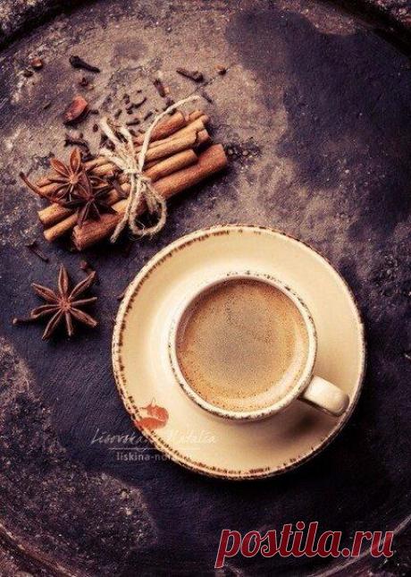 Осень — это кофе с корицей, кленовые листья, разноцветные, как часть детского рисунка, тёплые, нежные плюшки с ванилью и тонкий запах дыма.