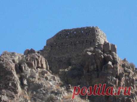 Մեղրիի բերդ. եզակի հայկական ամրաշինություն
Հայկական միջնադարյան ճարտարապետության պաշտպանական կառույցների մեջ, իր հատակագծային-ծավալային հորինվածքով, առանձնակի տեղ ունի Մեղրիի բերդը: Բերդը գտնվում է Սյունիքի մարզի Մեղրի քաղաքում: Տեղակայված է քաղաքի Մեծ թաղի հյուսիսային կողմում, լեռնաշղթաների դժվարամատչելի գագաթներին՝ պայտաձև ընդգրկելով բնակավայրը, ապահովելով քաղաքի հուսալի պաշտպանությունը հյուսիսային, արևմտյան և արևելյան կողմերից: Բերդի կառուցման ճշգրիտ ժամանակը հայտնի չէ: