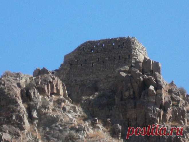 Մեղրիի բերդ. եզակի հայկական ամրաշինություն
Հայկական միջնադարյան ճարտարապետության պաշտպանական կառույցների մեջ, իր հատակագծային-ծավալային հորինվածքով, առանձնակի տեղ ունի Մեղրիի բերդը: Բերդը գտնվում է Սյունիքի մարզի Մեղրի քաղաքում: Տեղակայված է քաղաքի Մեծ թաղի հյուսիսային կողմում, լեռնաշղթաների դժվարամատչելի գագաթներին՝ պայտաձև ընդգրկելով բնակավայրը, ապահովելով քաղաքի հուսալի պաշտպանությունը հյուսիսային, արևմտյան և արևելյան կողմերից: Բերդի կառուցման ճշգրիտ ժամանակը հայտնի չէ: