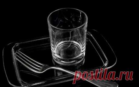 Чудеса русского языка. 








 

Это фантастика!
Перед нами стол. На столе стакан и вилка. Что они делают? Стакан стоит, а вилка лежит. Если мы воткнем вилку в котлету, вилка будет стоять. То есть стоят вертикальные предм…