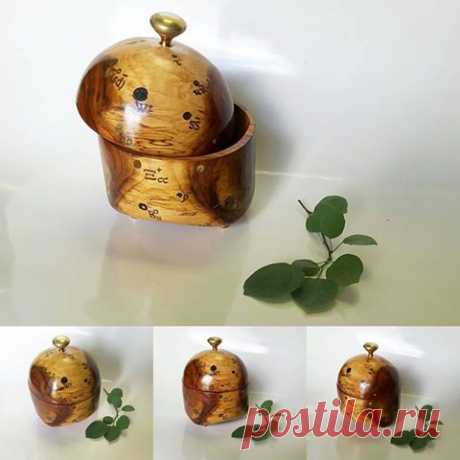 Сахарница из яблони ягодной (Siberian crab apple / Malus baccata) имеет необычный декор и еще более необычное название: «Кварк-глюонная плазма». Автор неравнодушен к проблемам физического микромира и внеатмосферной астрономии. На ассоциации, отраженные в названии, его натолкнул рисунок волокон данного куска дерева. На поверхности изделия изображены общепринятые символы кварков и элементарных частиц.
Размеры: 12 х 11, высота 16,5 см.
