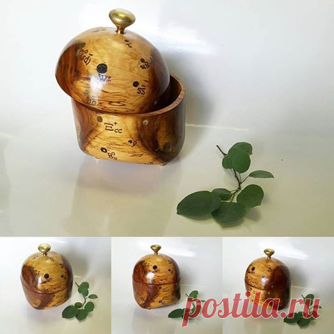 Сахарница из яблони ягодной (Siberian crab apple / Malus baccata) имеет необычный декор и еще более необычное название: «Кварк-глюонная плазма». Автор неравнодушен к проблемам физического микромира и внеатмосферной астрономии. На ассоциации, отраженные в названии, его натолкнул рисунок волокон данного куска дерева. На поверхности изделия изображены общепринятые символы кварков и элементарных частиц.
Размеры: 12 х 11, высота 16,5 см.