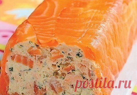 Рулет из творожного сыра и копченого лосося.