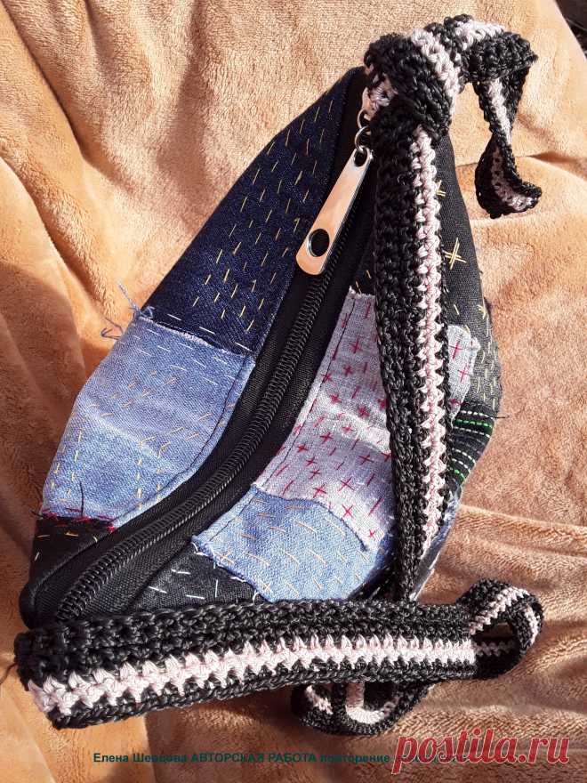 Ремешок у этой сумочки связан крючком, что придает ей изысканность и определённый шарм.