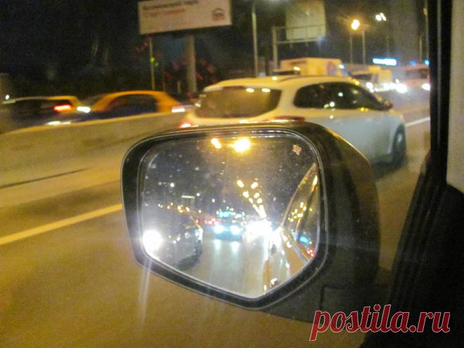 Стоит ли пропускать машину, моргающую сзади фарами? | Автомеханик | Яндекс Дзен
