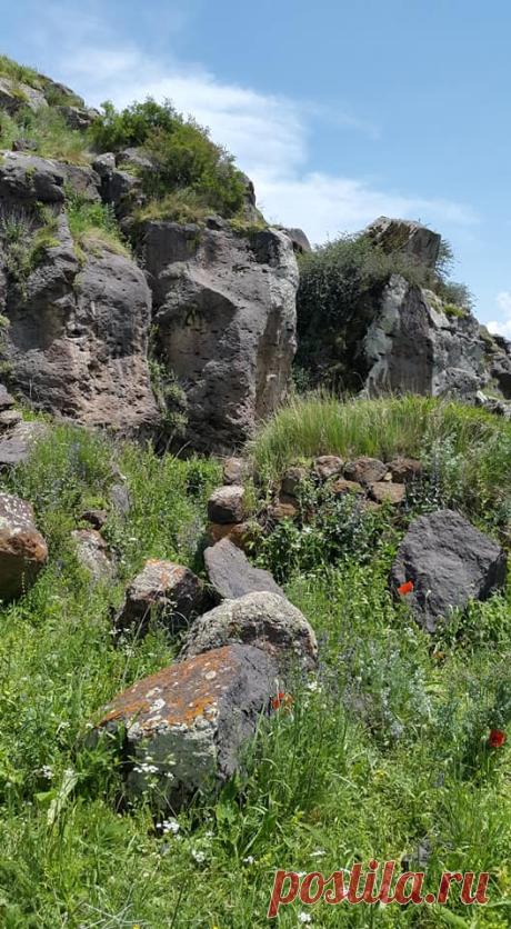 Իրական ԵԴԵՄ🌄
Երբ ակամա հայտնվում ես իրական հեքիաթում... որտեղ դու ես ....Աստված...ու Նրա արարած հայրենի բնաշխարհդ,զգացումների խտացած տեղատարափից թե շնչելու, և թե խոսելու դժվարության առջև ես հայտնվում: