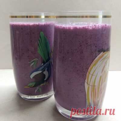 Молочный коктейль из молока и ароматных ягод