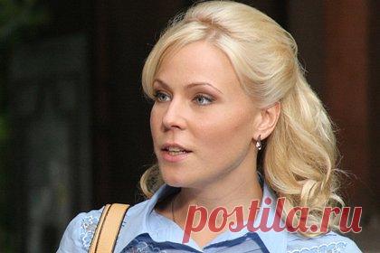 Звезда сериала «Склифосовский» тайно вышла замуж. Российская актриса Мария Куликова заявила, что тайно вышла замуж. Звезда сериала «Склифосовский» не стала раскрывать имя супруга, однако она отметила, что состоит с ним в отношениях уже более девяти лет. Известно, что артистка на протяжении 13 лет была замужем за коллегой Денисом Матросовым.