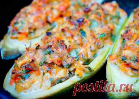 Фаршированные кабачки с рыбой, овощами и сыром