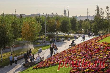Москвичам пообещали возвращение бабьего лета. Жителей Московского региона — Москвы и Московской области — ожидает второе бабье лето, пообещал климатолог Александр Шувалов. По его словам, теплая погода вернется в конце первой декады — 10-13 октября. Однако подъем температуры будет длиться только два-три дня. До этого граждан ждет холодная погода.