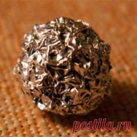 Брось в стиралку шарик из фольги.
Производители каждый год выпускают новые модели стиральных машин, но стирка порой все равно похожа на лотерею. Иногда на одежде сохраняются пятна, отсутствует свежесть или остаются разводы от ополаск…