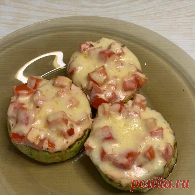 Закуска из кабачков.
❗️Ингредиенты: ✅Кабачки-2 шт. ✅Помидоры-4 шт. ✅Чеснок-4 зубч. ✅Сыр-150 гр. ✅Майоне-3 ст.л. ✅Укроп, масло, соль, перец. Кабачки чистим. У кабачков отрезаем «попки». Режем на порционные куски. Солим, перчим. Обжариваем на сковороде с растительным маслом. С двух сторон. Тем временем, пока у нас жарятся кабачки, займёмся начинкой. Режем кубиками помидоры. Помидоры кладём в глубокую чашку. Добавляем чеснок. […]
Читай пост далее на сайте. Жми ⏫ссылку выше