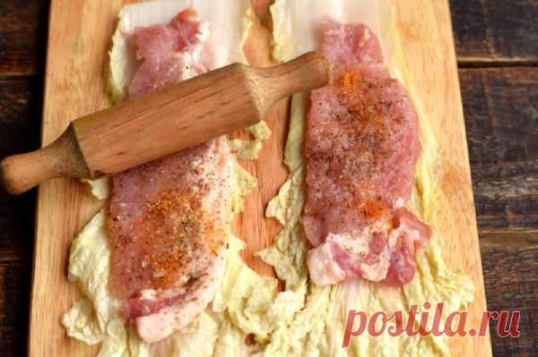 Заворачиваем отбитое мясо в лист пекинской капусты и заливаем соусом