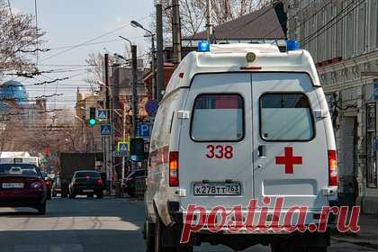 В российском регионе внедорожник влетел в полную людей остановку. В городе Артем Приморского края внедорожник влетел на остановку общественного транспорта на улице Фрунзе, где находилась толпа людей. Об этом сообщается на сайте управления МВД по российскому региону. Как сообщили в министерстве, пострадали две женщины, медики оказывают им помощь.