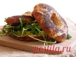 Сендвич из бублика с домашним лимонным майонезом, нагетсами и рукколой | vkusnyymir