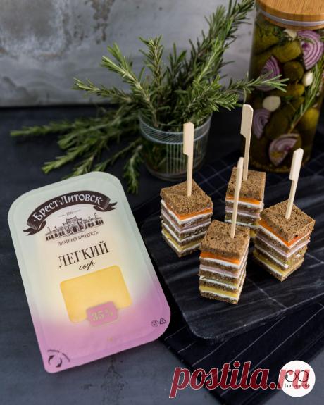 Канапе

Ингредиенты:

Хлеб — 5 ломтиков
Творожный сыр — 80 г
Сыр 35% (слайсы) — 1 шт.
Маринованный огурец — 1 шт.
Ветчина — 1 ломтик
Сладкий перец — 1 ломтик

На 100 г — 189 ккал

Приготовление:

1. Ломтик хлеба смазываем творожным сыром.
2. Выкладываем слайс сыра.
3. Смазываем следующий ломтик хлеба творожным сыром и добавляем ломтики огурца.
4. Повторяем процедуру с использованием ветчины и филированного перца.
5. Собираем заготовки в стопочку.
6. Охлаждаем под прессом (...