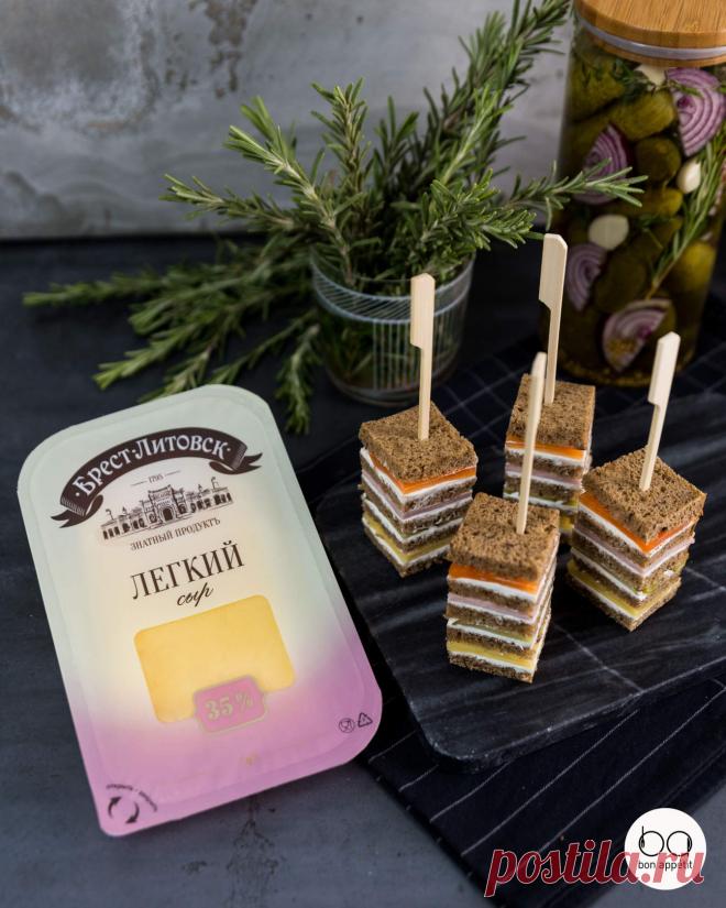 Канапе

Ингредиенты:

Хлеб — 5 ломтиков
Творожный сыр — 80 г
Сыр 35% (слайсы) — 1 шт.
Маринованный огурец — 1 шт.
Ветчина — 1 ломтик
Сладкий перец — 1 ломтик

На 100 г — 189 ккал

Приготовление:

1. Ломтик хлеба смазываем творожным сыром.
2. Выкладываем слайс сыра.
3. Смазываем следующий ломтик хлеба творожным сыром и добавляем ломтики огурца.
4. Повторяем процедуру с использованием ветчины и филированного перца.
5. Собираем заготовки в стопочку.
6. Охлаждаем под прессом (...