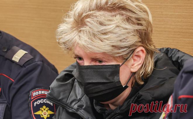 Суд Москвы освободил из СИЗО обвиняемую в торговле детьми. Подозреваемую освободили в зале суда спустя год после ареста, ей запретили покидать регион и пользоваться интернетом. На ее иждивении 15 детей, но не все ее родные — по версии следствия, некоторые из них были товаром