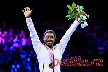 Олимпийская чемпионка сравнила ощущения от свадьбы и победы на Играх. Олимпийская чемпионка по спортивной гимнастике Симона Байлз сравнила ощущения от свадьбы и завоевания золотой медали на Играх. «Когда я взяла первую победу на ОИ, мне было 19 лет. Тогда я подумала о том, как я могла бы превзойти это достижение. И вот моя свадьба в буквальном смысле превзошла все», — заявила она.