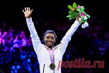 Олимпийская чемпионка сравнила ощущения от свадьбы и победы на Играх. Олимпийская чемпионка по спортивной гимнастике Симона Байлз сравнила ощущения от свадьбы и завоевания золотой медали на Играх. «Когда я взяла первую победу на ОИ, мне было 19 лет. Тогда я подумала о том, как я могла бы превзойти это достижение. И вот моя свадьба в буквальном смысле превзошла все», — заявила она.