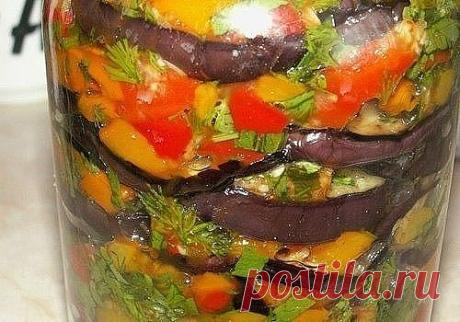 ЗАГОТОВКИ - 10 ЛЮБИМЫХ РЕЦЕПТОВ

1. Салат «Чехарда»

Продукты: Укладывать по слоям в казан или большую кастрюлю.
На дно налить 2 стакана растительного масла.

· 1 кг лука репчатого, порезать кольцами.
· 1 кг помидор, целыми, обрезать «попки».
· 1 кг сладкого перца, удалить семена, целыми,
· 1 кг баклажан, убрать хвостики, целыми, лучше брать по мельче.
· 1 кг моркови, тертой на крупной терке.

Сверху на эту красоту рассыпать 2 ст.ложки соли и 2 ст.ложки сахара, вложить чес...