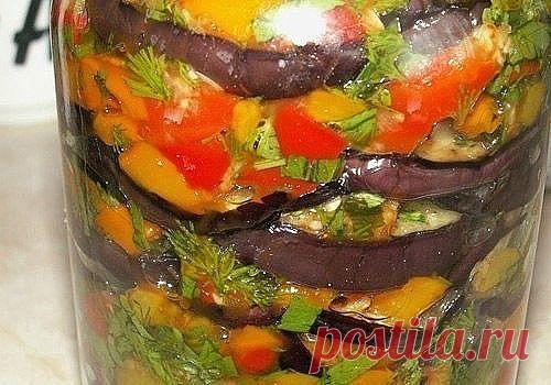 ЗАГОТОВКИ - 10 ЛЮБИМЫХ РЕЦЕПТОВ

1. Салат «Чехарда»

Продукты: Укладывать по слоям в казан или большую кастрюлю.
На дно налить 2 стакана растительного масла.

· 1 кг лука репчатого, порезать кольцами.
· 1 кг помидор, целыми, обрезать «попки».
· 1 кг сладкого перца, удалить семена, целыми,
· 1 кг баклажан, убрать хвостики, целыми, лучше брать по мельче.
· 1 кг моркови, тертой на крупной терке.

Сверху на эту красоту рассыпать 2 ст.ложки соли и 2 ст.ложки сахара, вложить чес...