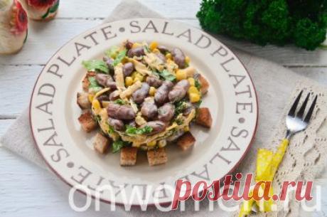 Салат с фасолью, сухариками, кукурузой и сыром: рецепт с фото пошагово - Onwomen.ru