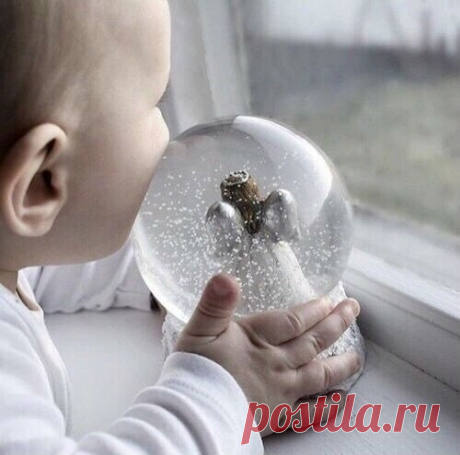 «Белый» - он цвет благородства и счастья, 
Мыслей девических цвет основной, 
Знак чистоты безупречной… Горячка 
Может гордиться своей белизной