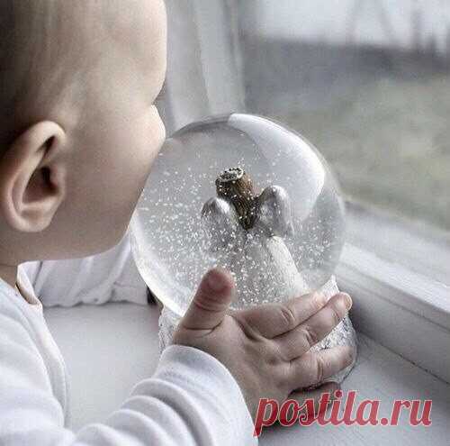«Белый» - он цвет благородства и счастья, 
Мыслей девических цвет основной, 
Знак чистоты безупречной… Горячка 
Может гордиться своей белизной