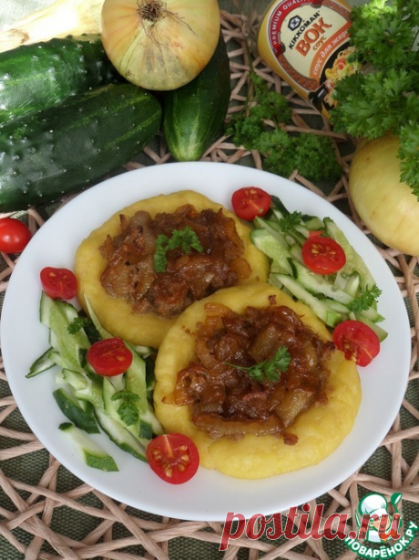Картофельные ватрушки с мясом и луком.