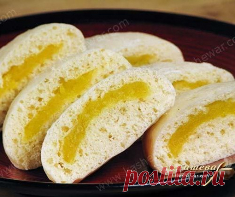 Молочные пирожки с желтой начинкой.