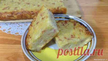 Картофельная запеканка с сосисками и сыром приготовленная в духовке Для приготовления этой запеканки из картофеля нам понадобятся следующие продукты:Сырой картофель - примерно 1,5 килограммаКуриные яйца - 3 штукиПшеничная мука - 4 ст. ложкиМайонез - 2 ст. ложкиСыр (у меня плавленый) - 2 штуки 9весом по 70 грамм)Сосиски на Ваш вкус - 4 штукиЛук репчатый -...