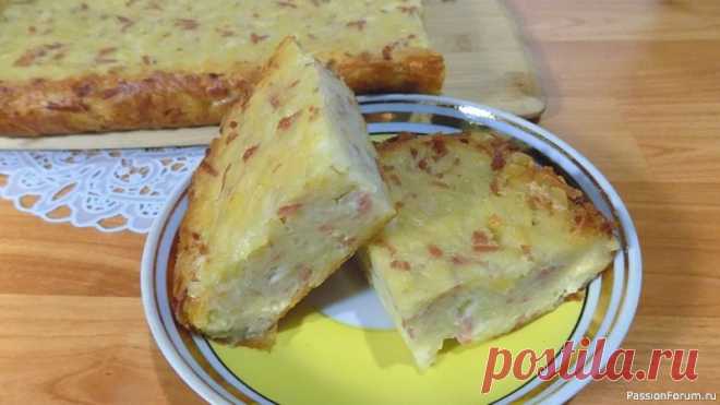 Картофельная запеканка с сосисками и сыром приготовленная в духовке Для приготовления этой запеканки из картофеля нам понадобятся следующие продукты:Сырой картофель - примерно 1,5 килограммаКуриные яйца - 3 штукиПшеничная мука - 4 ст. ложкиМайонез - 2 ст. ложкиСыр (у меня плавленый) - 2 штуки 9весом по 70 грамм)Сосиски на Ваш вкус - 4 штукиЛук репчатый -...