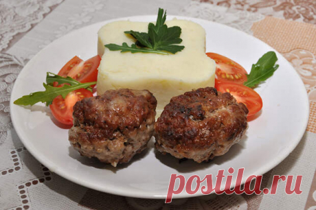 Рецепт ароматных котлет - ГлагоL Котлеты из&nbsp;говяжьего фарша с&nbsp;сушёным базиликом Скорее, этот рецепт подойдёт для мужчин, потому что найдётся редкая женщина, которая не умеет делать котлеты. А вот в представлении большинства мужчин приготовление котлет &mdash; некий трудоёмкий и непостижимый процесс. На самом деле всё