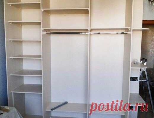 Шкаф-купе своими руками Содержание 1 Преимущества и недостатки шкафа купе 1.1 Чертежи для шкафа купе 1.2 Последовательность установки шкафа купе 1.3 Теперь займемся дверцами для шкафа купе 1.4 Как клеить мебельную кромку на ДСП,в деталях. Если вам надоело что вечно искать место, чтоб сложить свои вещи, а варианты покупных шкафов-купе не походят по цвету, стилю и даже размеру. Можно конечно попытаться заказать шкаф по своим чертежам, но если вы хотите сэкономить и получить действительно такой…
