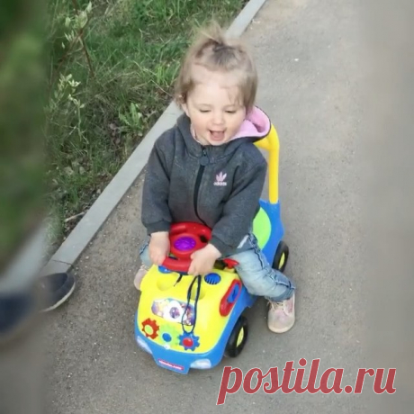 Ходить не умеем, а вот на машине сколько хочешь! Вся в маму😂 #Полинкамалинка #скорогодик #наконецтотеплоисолнечно