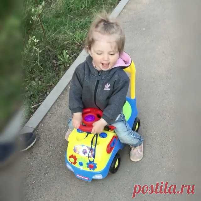 Ходить не умеем, а вот на машине сколько хочешь! Вся в маму😂 #Полинкамалинка #скорогодик #наконецтотеплоисолнечно
