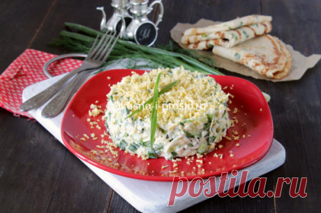 Салат со свежим огурцом, яйцами и сыром