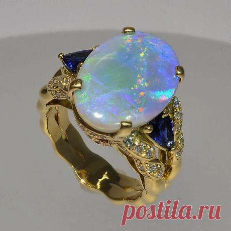Кольцо с опалом и сапфирами.