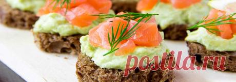 Красивые и вкусные закусочные канапе с семгой и сыром на ржаном хлебе украсят любой праздничный стол. Готовится такая закуска со сливочным маслом, яйцом и горчицей просто и быстро.