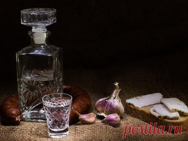 Сколько водки можно было выпить на зарплату в разные годы 
В России цена национального напитка всегда была своеобразным эквивалентом качества жизни народа в целом
Русское слово vodka известно любому иностранцу без перевода, так же как sputnik или kalashnikov…